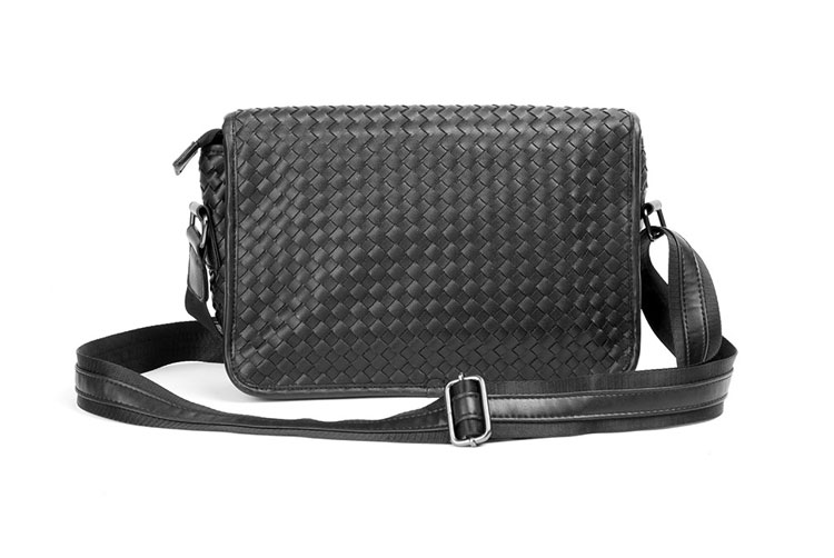 Whatna 手作り編み込み 革 ショルダーバッグ メンズ メッセンジャーバッグ 横型 A4 10.5インチipad収納可 本 革 厚手 レザー ビジネスバッグ 小さい 斜めがけ バッグ 男性用 紳士用 黒-3
