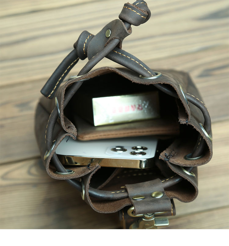 Whatna 天然 厚手 牛革 小銭入れ コインケース メンズ レディース 2way本革 ミニサコッシュ カラビナポーチ ベルトループ 6.5インチiphoneを収納可 巾着袋 ポーチミニ ウエストバッグ イヤホン収納ケース カラビナ付き-7