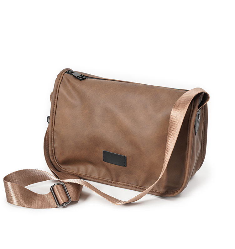 Whatna 革 ショルダーバッグ メンズ 斜め掛け ボディバッグ 胸バッグ 厚 手 レザー小さめビジネスバッグ 9.7インチのipad収納可 肩掛け 通勤 通学 斜めがけバッグ 防水 バッグ 自転車 かばん男性用-1