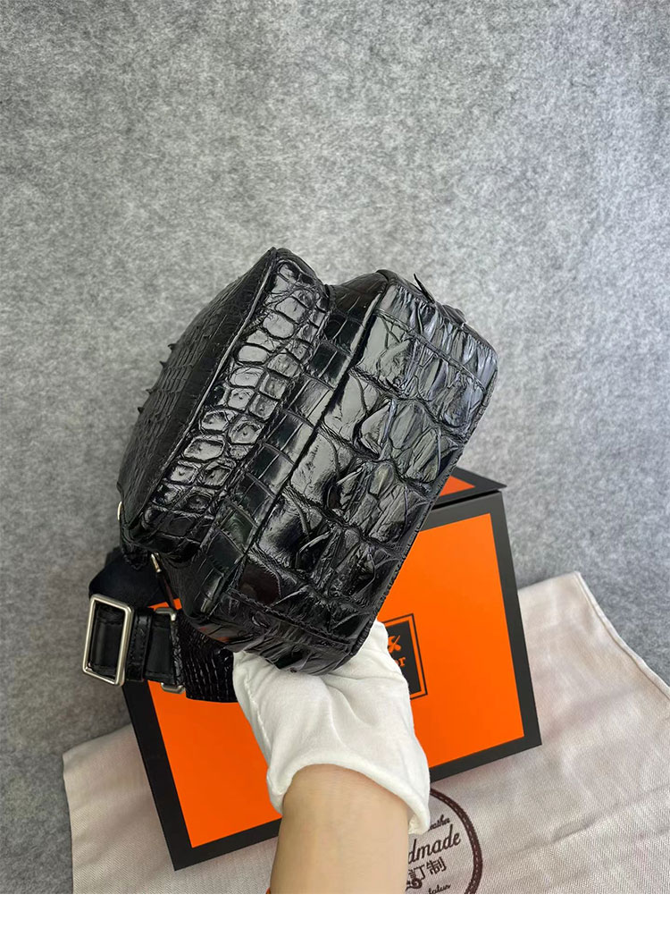 Whatna 斜めがけ ボディバッグ ワンショルダー メンズバッグ ボディ斜め掛け 胸バッグ イヤホン穴付き 本革 厚手 レザー黑 5216-4