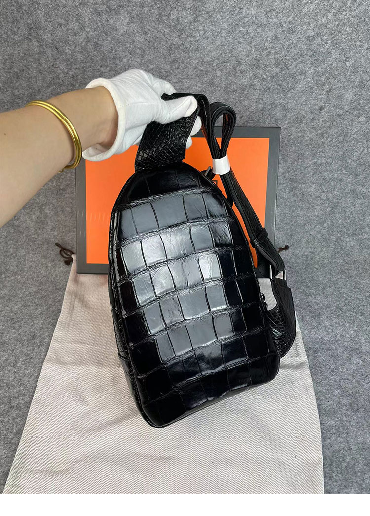 Whatna 斜めがけ ボディバッグ ワンショルダー メンズバッグ  ボディ斜め掛け 胸バッグ イヤホン穴付き 本革 厚手 レザー黒 5217-6