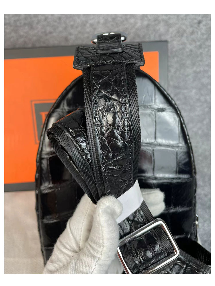 Whatna 斜めがけ ボディバッグ ワンショルダー メンズバッグ  ボディ斜め掛け 胸バッグ イヤホン穴付き 本革 厚手 レザー黒 5217-9