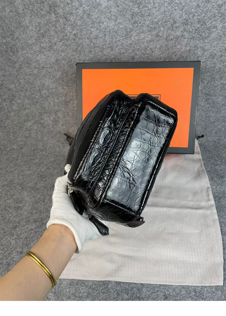 Whatna 斜めがけ ボディバッグ ワンショルダー メンズバッグ  ボディ斜め掛け 胸バッグ イヤホン穴付き 本革 厚手 レザー黒 5217-4