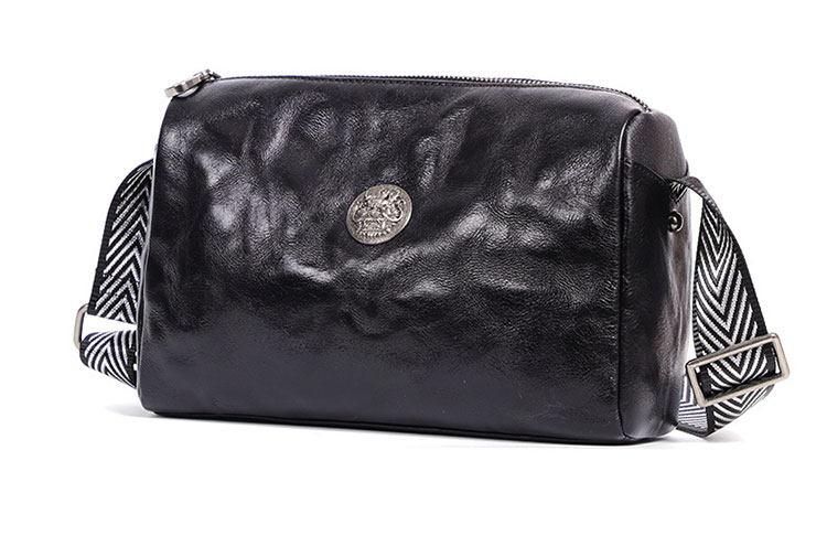 Whatna アンティーク風合い鞣し天 然 牛革 ワンショルダー メンズ ボディ斜め掛け 胸バッグ クラッチ 肩掛け 手提げバッグ ipad 9.7収納可 結婚式 ビジネス フォーマル 冠婚葬祭  N3111-2