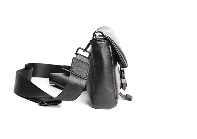 Whatna  フラップ式 ワンショルダー メンズ ボディバッグ PUレザー 2点セット 小銭入れ付き iPad mini収納可 斜め掛けバッグ 横型 軽量 コンパクト 通勤 通学 旅行 カジュアル おしゃれ 鞄 プレゼント ギフト-3