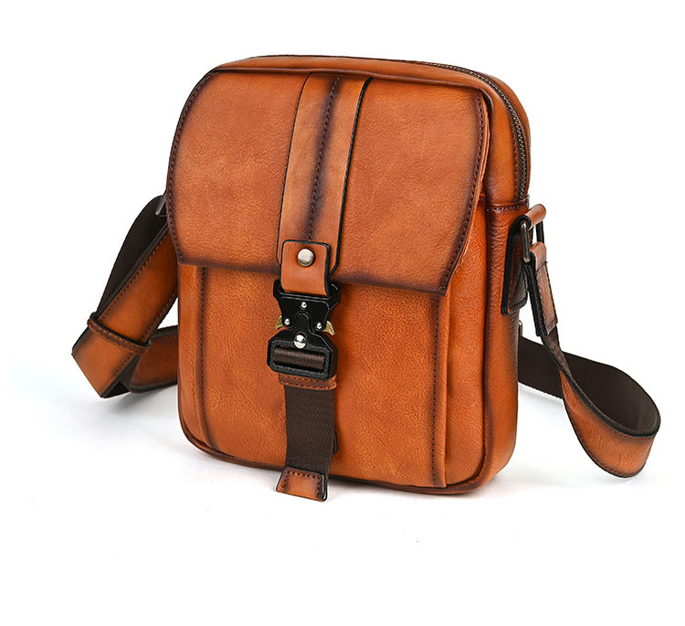 Whatnaアンティーク風合い鞣し天 然 牛革ショルダーバッグ メンズ 斜め掛けボディ胸バッグ 肩掛け 通勤 通学 ワンショルダー 小さめIpad9.7収納可 メッセンジャー バッグ自転車 かばん男性用 WX8652-2