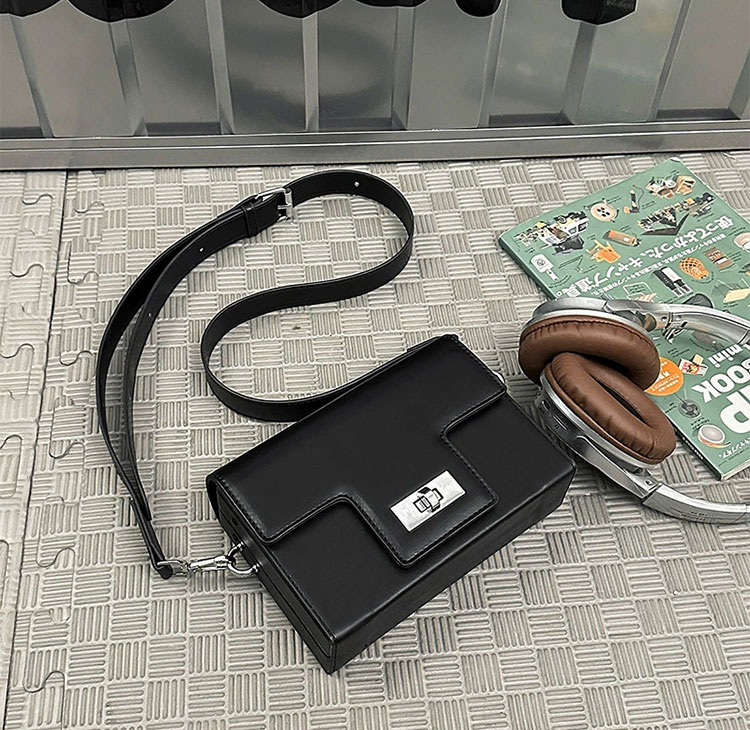 Whatna   メンズ ミニ 横型 3way ショルダーバッグ 胸掛け クラッチ 手持ち ハードタイプ マグネットフラップ 防犯仕様 PUレザー コンパクト 軽量 19×12cm 斜め掛け 肩掛け 通勤 通学 旅行 カジュアル 鞄-1