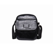 Whatna ミニショルダーバッグ メンズ ポシェット 人気型 耐久性 皮 革 レザー 縦型 メッセンジャーバッグ 斜め掛け 黒 6405