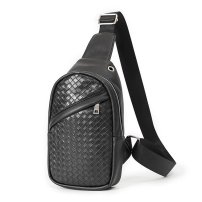 Whatna革 斜めがけ ボディバッグ ワンショルダー メンズ イヤホン穴付 厚手 レザー 黒YH3628