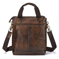 Whatna ワンショルダーメンズ ボディバッグ 斜め掛けバッグ肩掛け 胸バッグ 手提げバッグ メッセンジャーバッグ PUレザー2室仕切 大容量 イヤホン穴付 キーリング付 左右に付け替え可 軽量 男女兼用