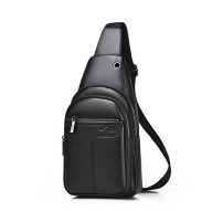 Whatna ワンショルダーメンズ ボディバッグ 斜め掛けバッグ肩掛け 胸バッグ メッセンジャーバッグ PUレザー大容量 軽量イヤホン穴付男女兼用 黒