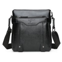 Whatna ショルダーバッグ メンズかばん 斜めがけ 肩掛けバッグメッセンジャーバッグ シンプル カジュアル ワンショルダーボディバッグPUレザ ー ipad10.5収納可