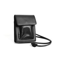 Whatna ミニショルダーバッグ メンズ 斜めがけ ミニボディバッグ 胸バッグ ショルダーミニポーチ 革 縦型 軽量 小型 小さめメッセンジャーバッグビジネス 通学 ミニバッグ通勤鞄 自転車 かばん 男性用 黒 (XM-084)