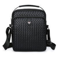 Whatna ショルダーバッグ メンズかばん 斜め掛け ボディバッグ 胸バッグ 肩掛けバッグ トートバッグ クラッチバッグメッセンジャーバッグ ビジネスシンプル カジュアル レザー 革 ワンショルダーボディバッグ Ipad Mini収納可