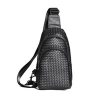 Whatna ワンショルダーメンズ ボディバッグ 斜め掛けバッグ肩掛け 胸バッグ メッセンジャーバッグ PUレザー 大容量 イヤホン穴付左右に付け替え可 軽量 男女兼用