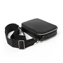 Whatna ボディバッグ メンズ ミニ 3way ショルダーバッグ クラッチ 手持ち 斜め掛け 肩掛け 取り外し可能ストラップ PUレザー コンパクト 小型 19×13cm 旅行 通勤 通学 カジュアル おしゃれ 胸掛け 鞄